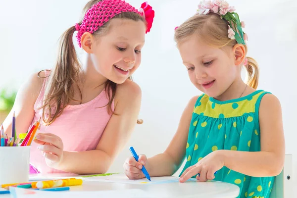 Kleine meisjes tekening — Stockfoto