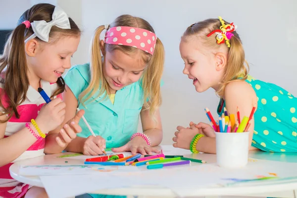 Kleine Mädchen zeichnen — Stockfoto