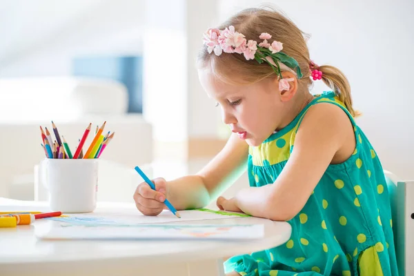 Little girl drawing — Stock Photo, Image