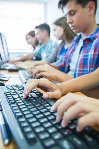 Jonge mensen in de gegevensverwerking van klasse — Stockfoto