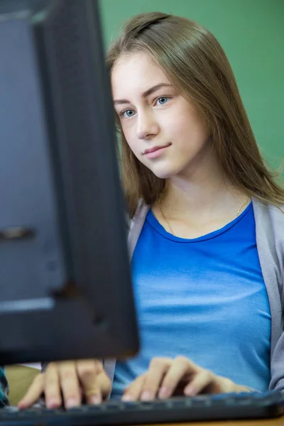 Jeune fille en classe d'informatique — Photo