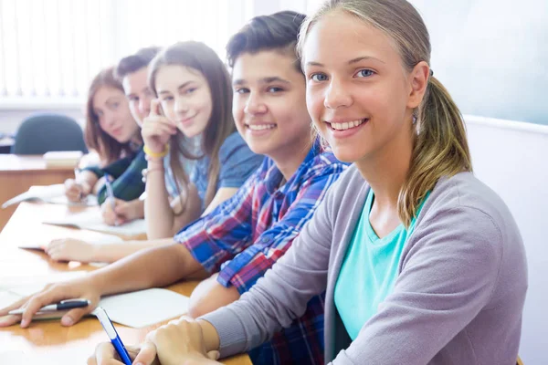 Tonåringar i klassrummet — Stockfoto