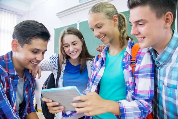 Tonåringar i klassrummet — Stockfoto