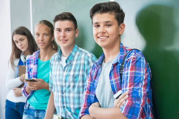 Tonåringar i klassrummet — Stockfoto
