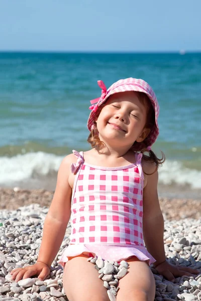 Счастливая маленькая девочка на пляже — стоковое фото