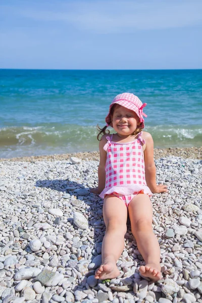 Ευτυχισμένη κοριτσάκι στην παραλία — Φωτογραφία Αρχείου