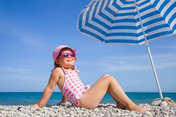 Glad liten flicka på strand — Stockfoto