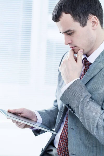 Geschäftsmann mit Tablet im Büro — Stockfoto