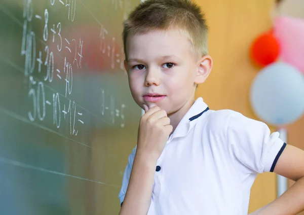 Schulbub an der Tafel — Stockfoto