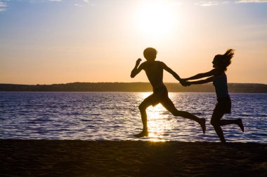 gün batımında sevenler