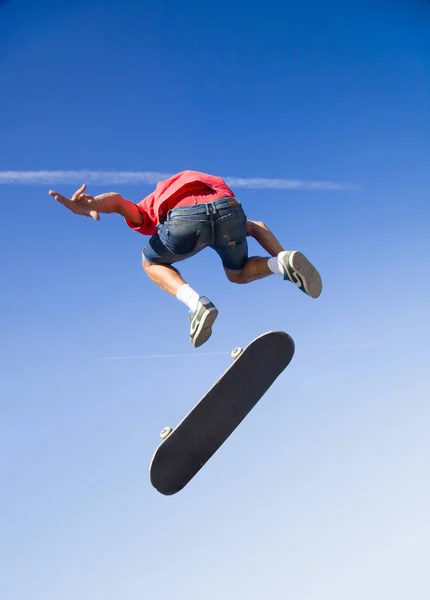 Saltare sullo skateboard — Foto Stock