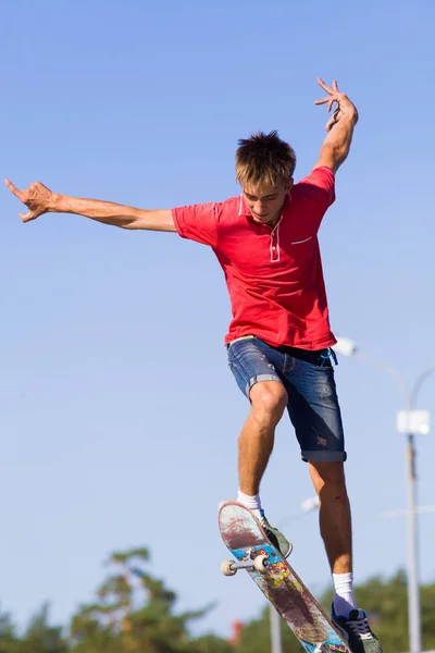 Sprung auf dem Skateboard — Stockfoto