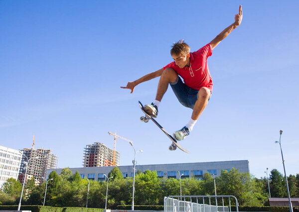 прыжок на скейтборде
