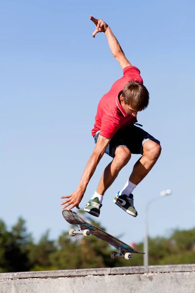 Sprung auf dem Skateboard — Stockfoto