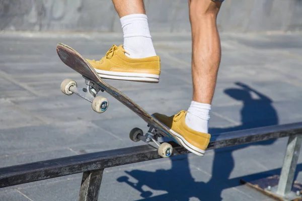 Piedi da skateboard da vicino — Foto Stock