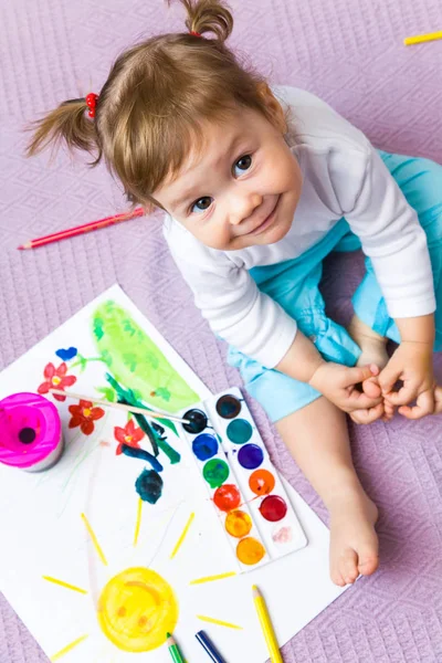 Barnen måla hemma Stockbild