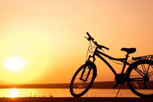 Vélo au coucher du soleil — Photo