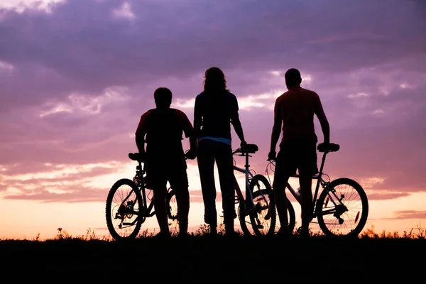 Cyclistes au coucher du soleil — Photo