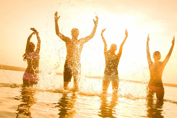 Jovens na praia — Fotografia de Stock