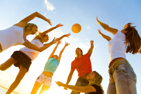 Plajda voleybol — Stok fotoğraf