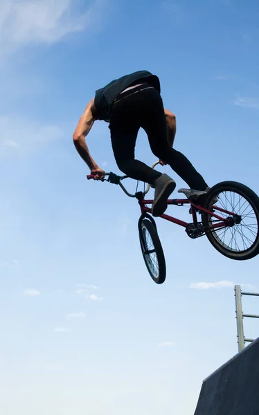 BMX велосипедист над рампою — стокове фото