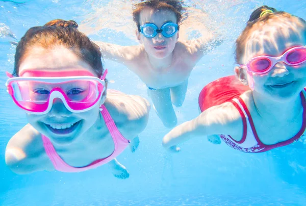 Bambini che nuotano in piscina — Foto Stock