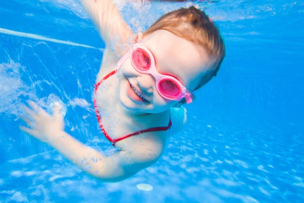 Havuzda yüzen küçük kız — Stok fotoğraf
