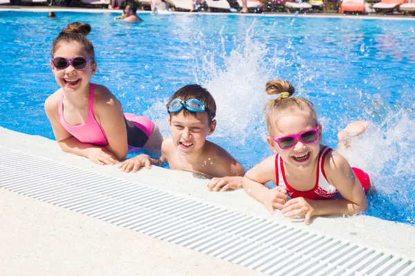 Little kids swimming  in pool — Stock Photo, Image