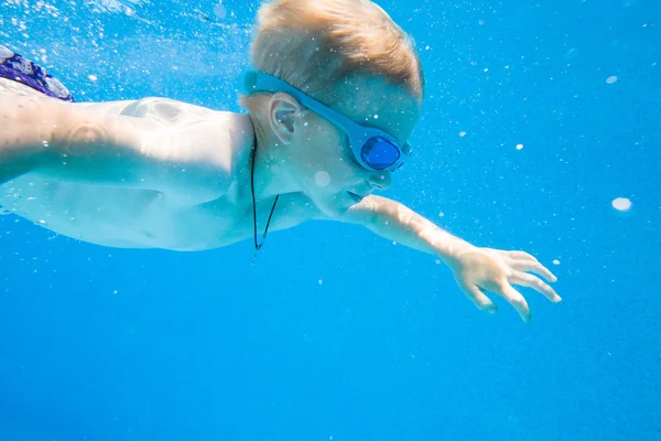 Kleiner Junge schwimmt im Pool — Stockfoto