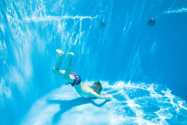 Petit garçon nageant dans la piscine — Photo