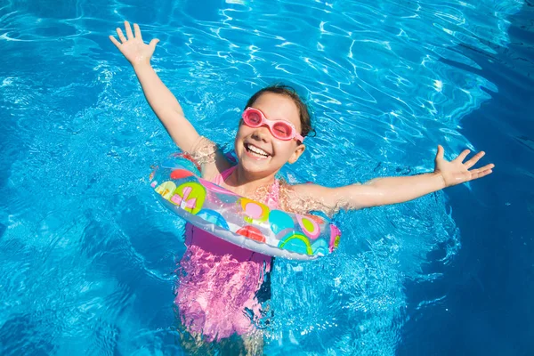 Kleines Mädchen schwimmt im Pool — Stockfoto