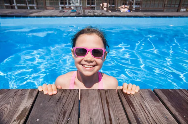 Menina nadando na piscina — Fotografia de Stock