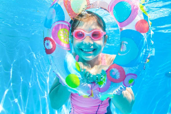 Маленька дівчинка плаває в басейні — стокове фото