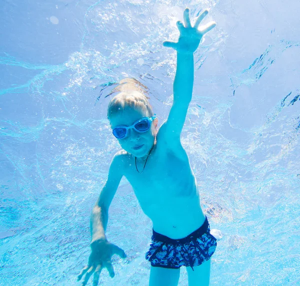 Bambino che nuota in piscina — Foto Stock