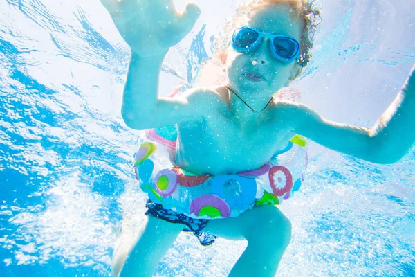 Menino nadando na piscina — Fotografia de Stock