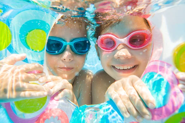 Little kids  swimming  in pool — Stock Photo, Image