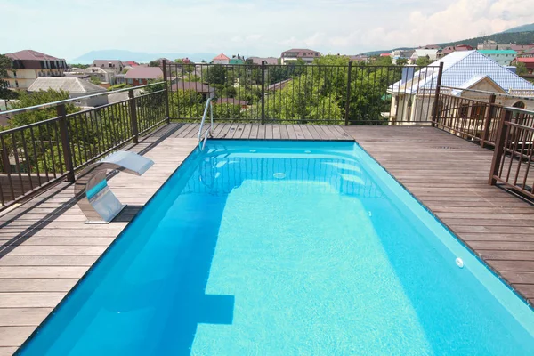 Çatıdaki Yüzme Havuzu — Stok fotoğraf