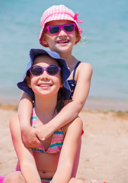 Kleine Mädchen im Seebad — Stockfoto