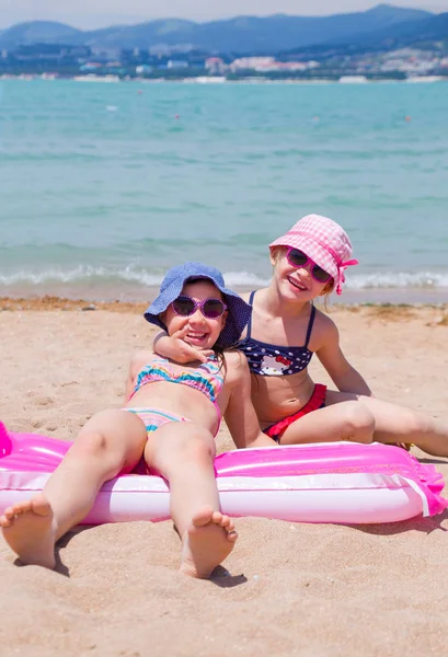 Little girls at sea resort — Stock Photo, Image