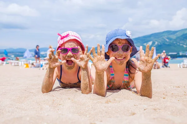 Маленькие девочки на морском курорте — стоковое фото
