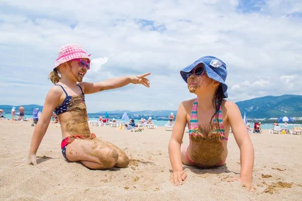 Bambine in località balneare — Foto Stock