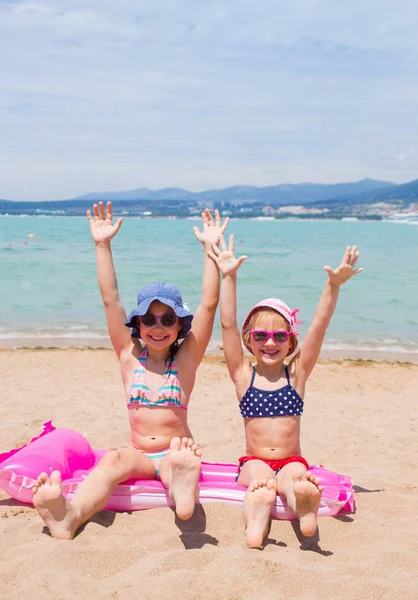 Little girls on sea resort — Stock Photo, Image