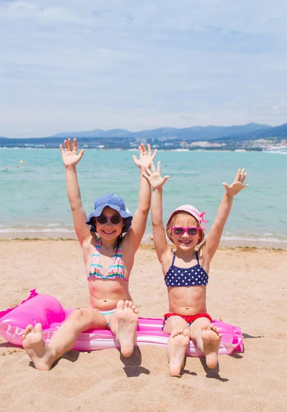 Bambine in località balneare — Foto Stock