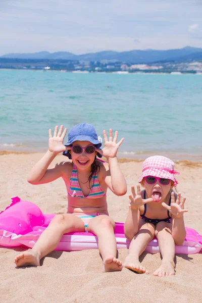 Kleine Mädchen im Seebad — Stockfoto