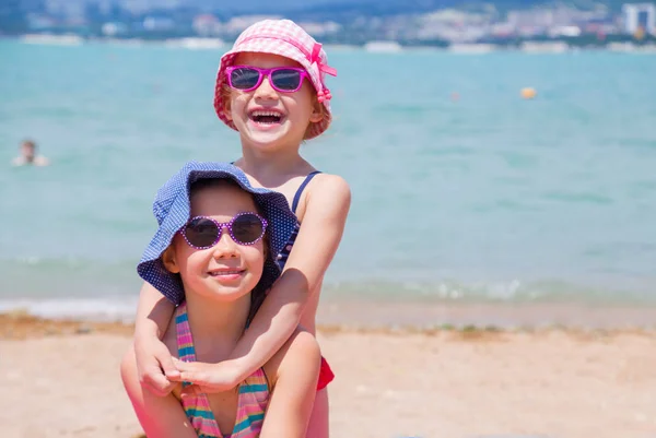 Маленькие девочки на морском курорте — стоковое фото