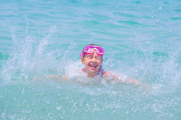 Kleines Mädchen schwimmt im Meer — Stockfoto