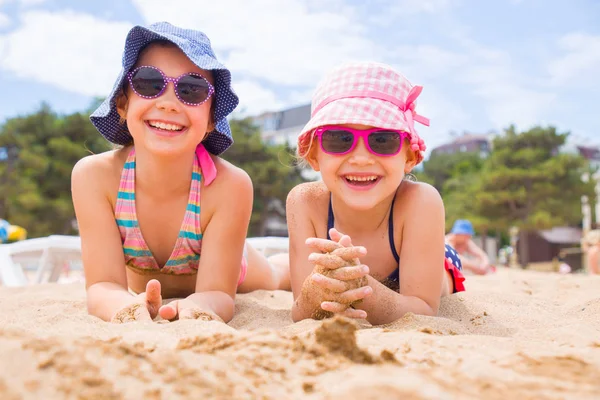 Маленькі дівчата на морському курорті — стокове фото