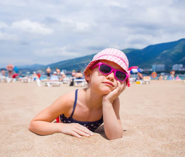 Bambina sulla località balneare — Foto Stock