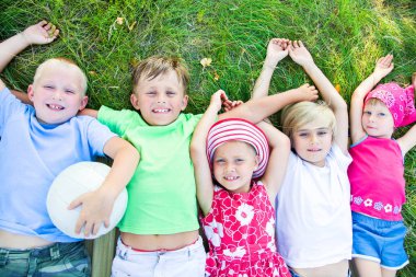 Mutlu küçük çocuklar.