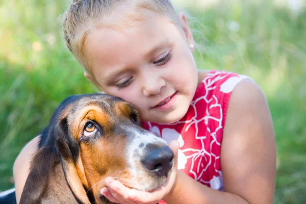 Χαριτωμένο κορίτσι με σκύλο — Φωτογραφία Αρχείου